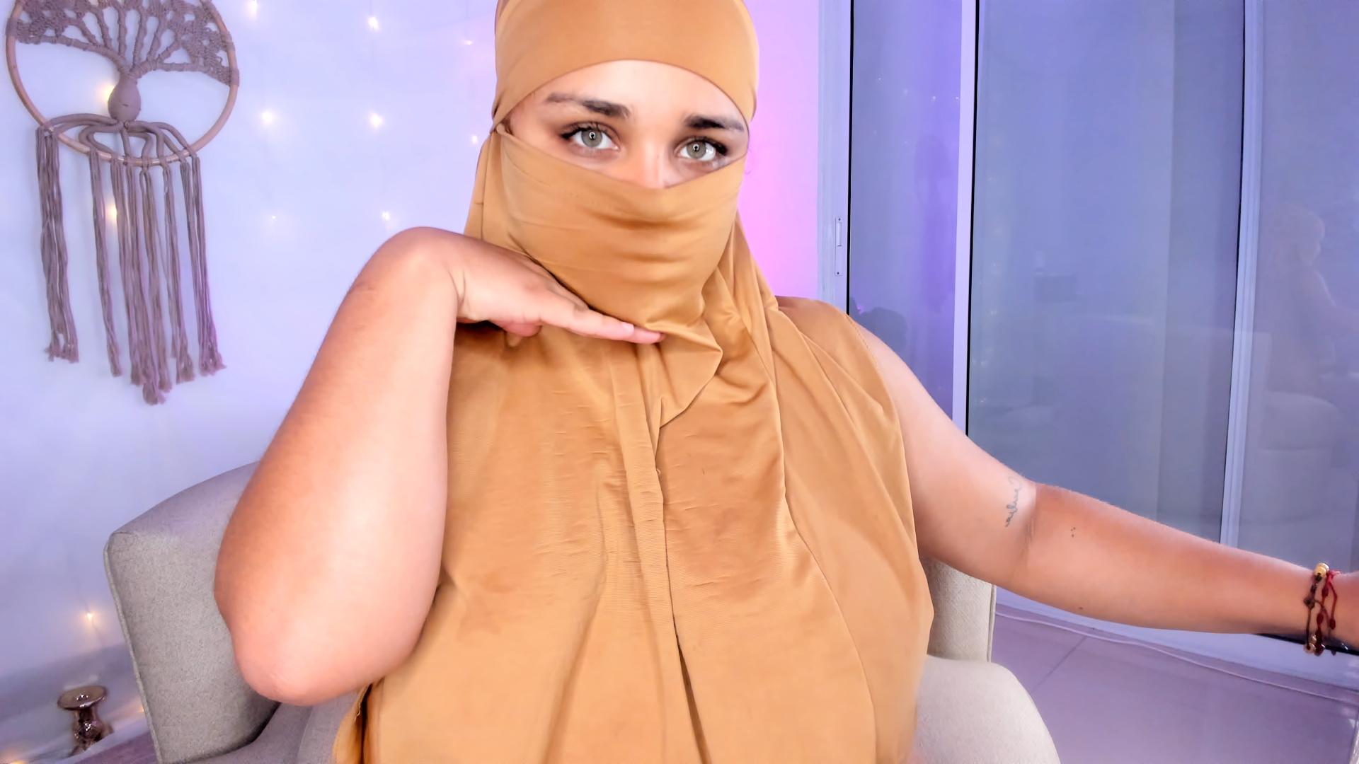 amila-hagda eyes image: 1