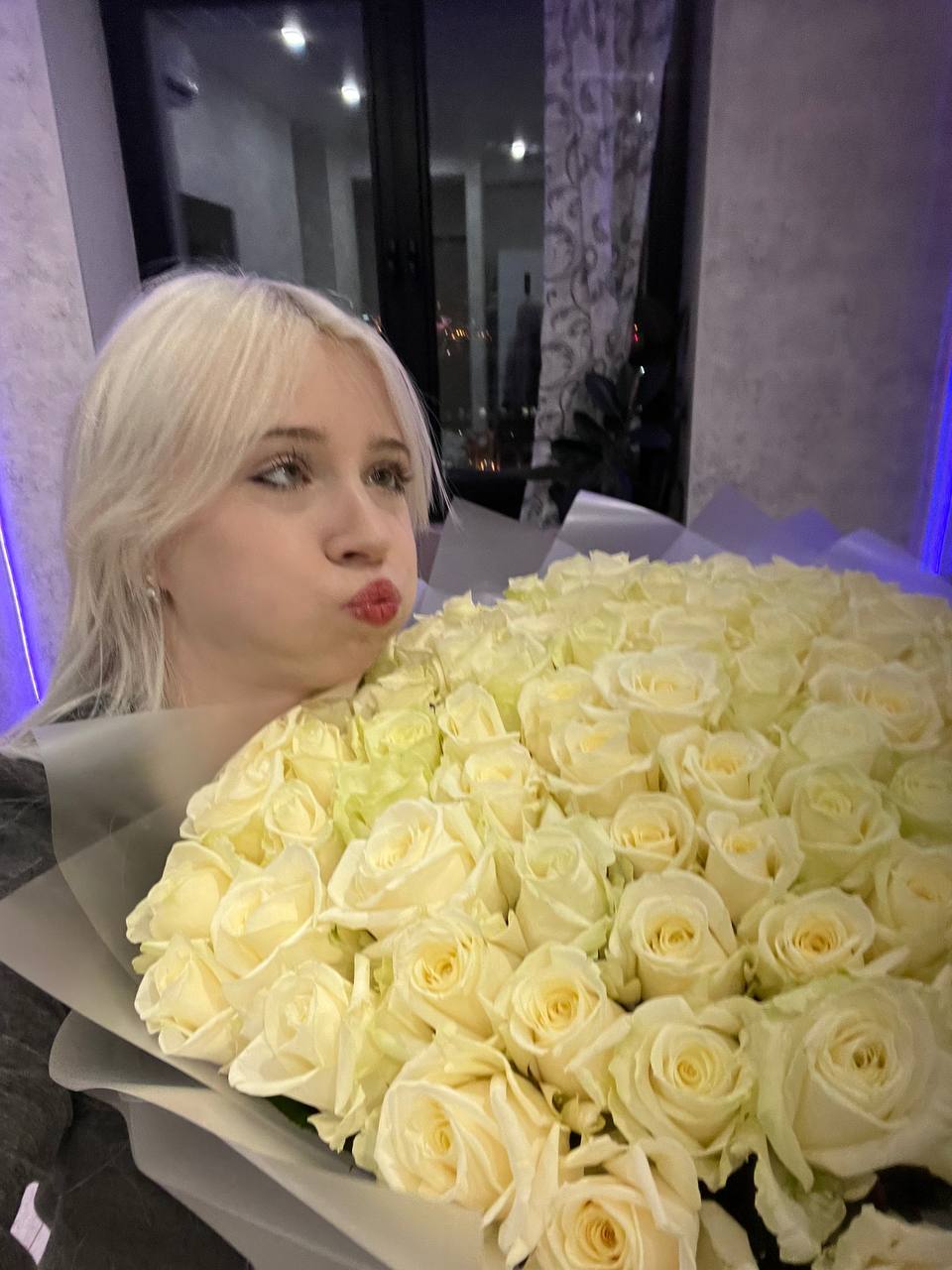 ViollaDream gave me flowers for the first time from a member. Image: 1