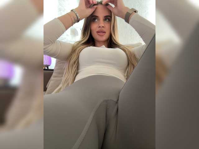 Entra en el chat con el modelo _Lally_ _Lally_