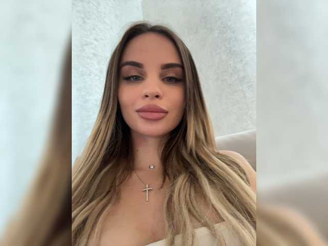 Entra en el chat con el modelo LedyMiya LedyMiya