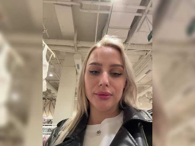 Entra en el chat con el modelo _Katrinka_ _Katrinka_