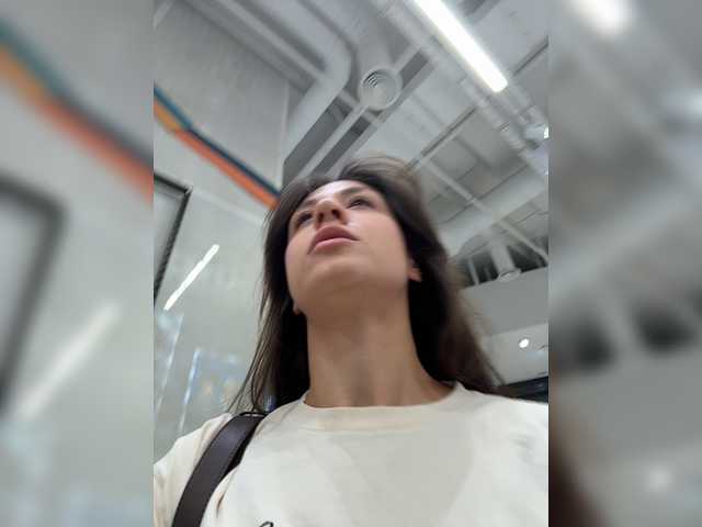 Entra en el chat con el modelo _Meggi_ _Meggi_