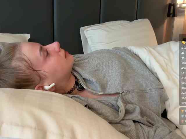 -VikkiL0vesCheese- live show