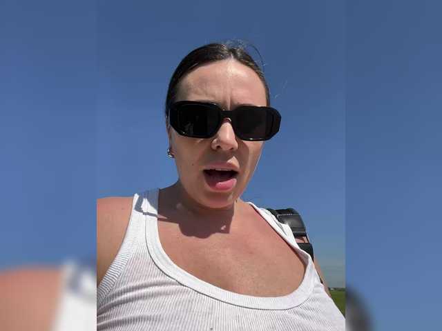 Entra en el chat con el modelo -Hennessy- -Hennessy-