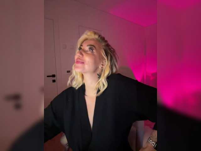-AmazingBlonde-