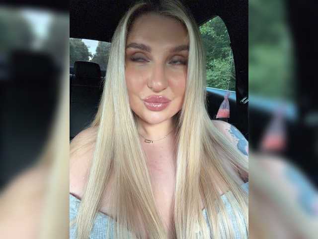Entra en el chat con el modelo Stiflers_mom Stiflers_mom