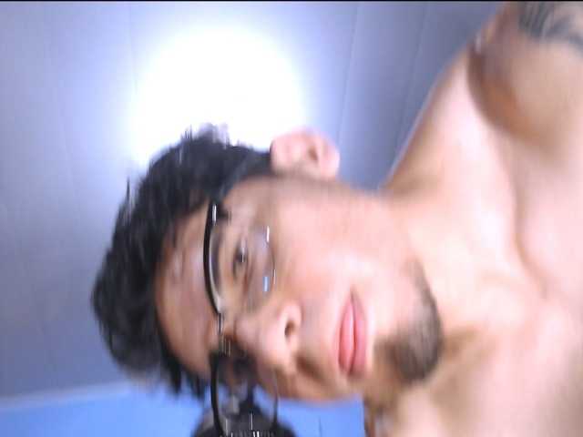 Entra en el chat con el modelo LeoAndKali LeoAndKali