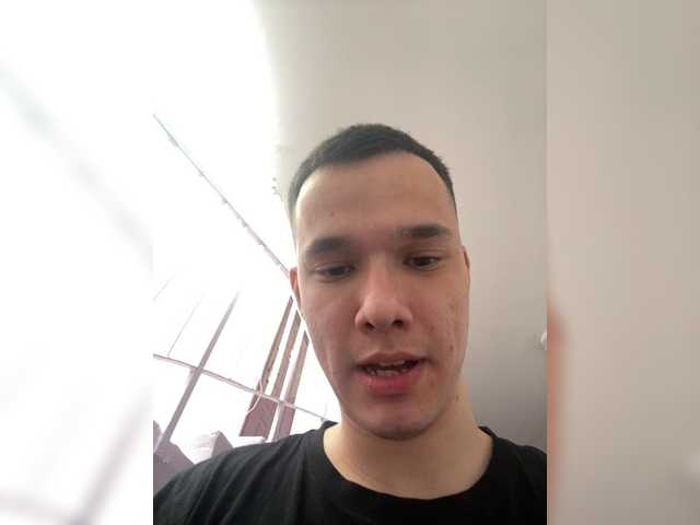 Accedi alla chat con il nickname Hothornyboy1 Hothornyboy1