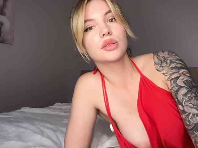 VelvetTwins live show