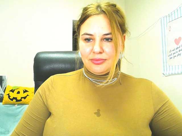 Entra en el chat con el modelo AvaQueen AvaQueen