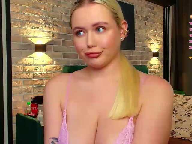 Entra en el chat con el modelo Julia-Robertson Julia-Robertson