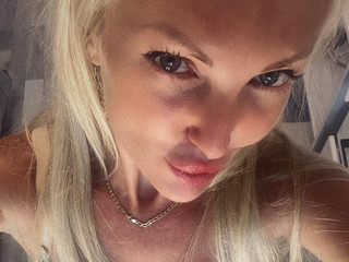 Hello baby! I'm hot and want to play