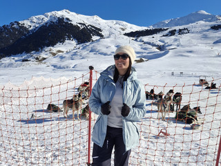 Una chica sexy con algo de frio