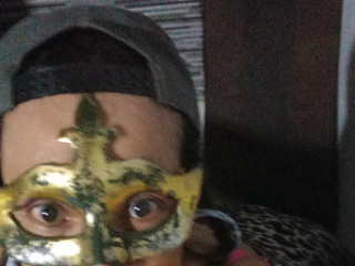 Enmascarada y juguetona