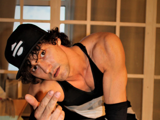 Wear a hip-hop dancer costume for 1300