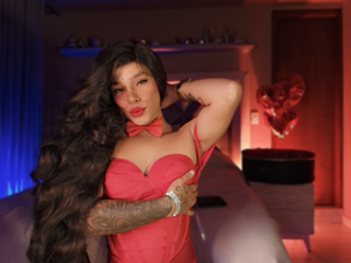 Oh la la! Sexy Ezraa