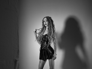 B&W