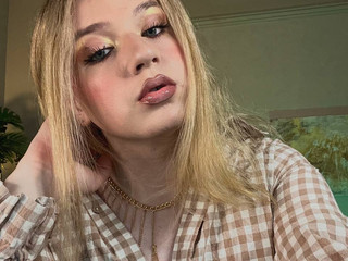 Feel the taste of those lips