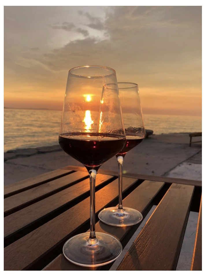 Koketka أحب شرب النبيذ الأحمر على ساحل البحر الأسود مع صديقي S. image: 1