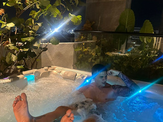 PIES EN EL JACUZZI 