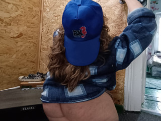 I'm hanging a horizontal bar for myself.