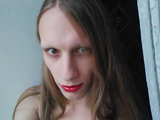 Queen Evelinka, awesome hat