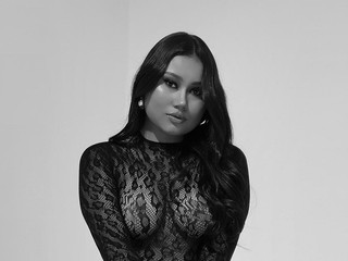 Elegance and sensuality go hand in