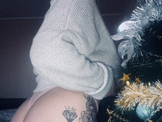 Возле елочки