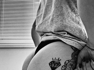 Ждет пока ее отшлепают