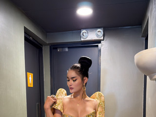 Drenched in radiant gold and sunny yellow 👗