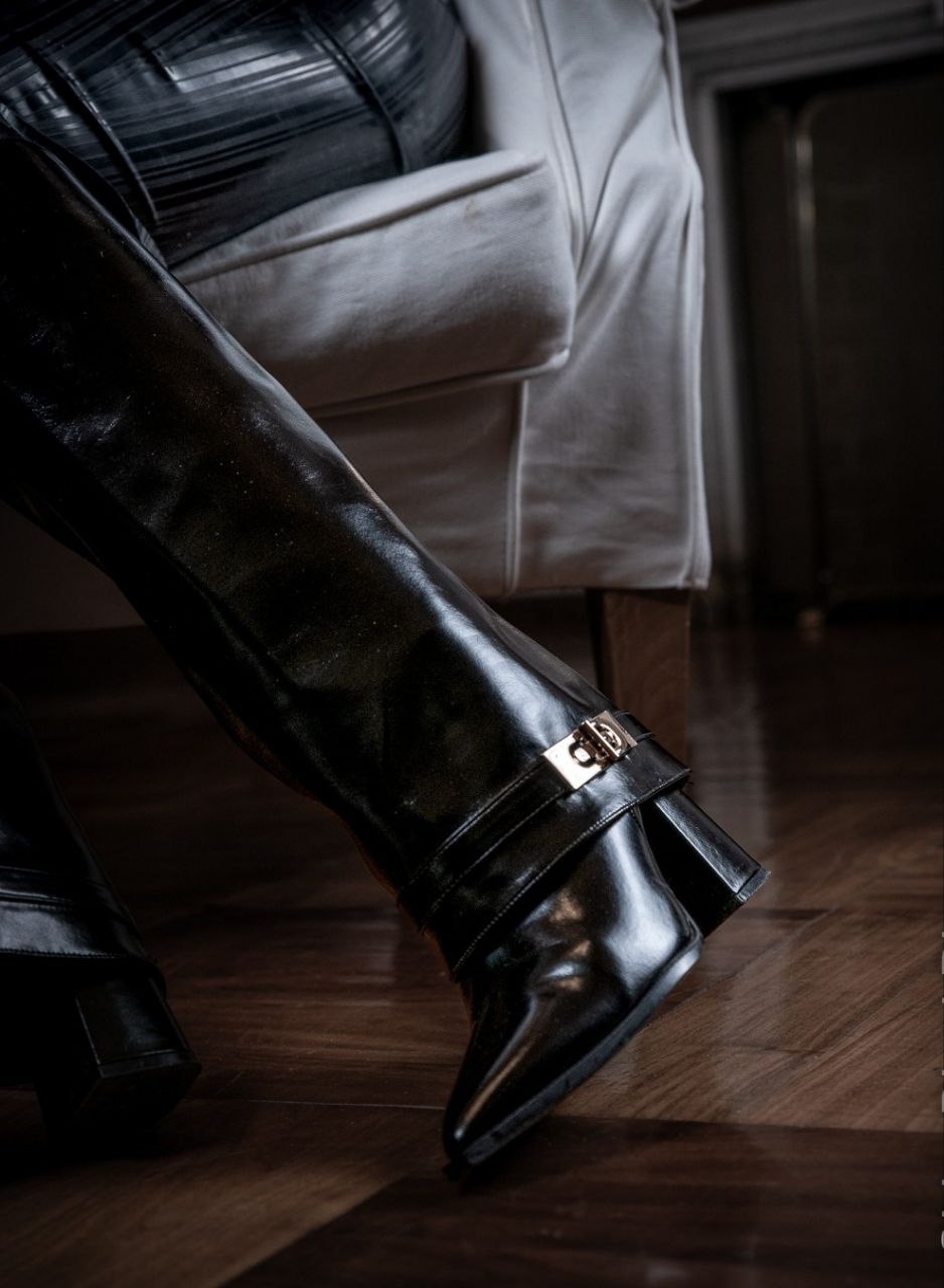 LadyLeather The Cold Reality of Financial Domination/Холная мироследование финансы (image: 1)