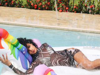 Sunny day + a wet and hot girl. ☀💦