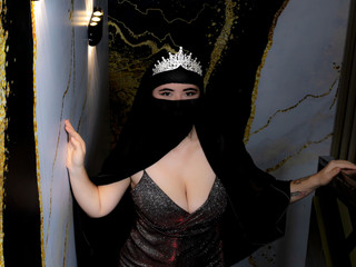 Shining with elegance and temptation ✨👠