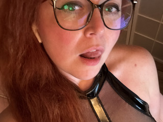 Әйел вакуумдық насоспен кискасын мастурбациялайды (бейне)