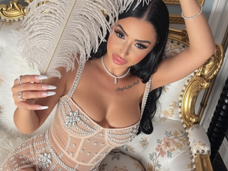 Sparkling style, playful seductive mood