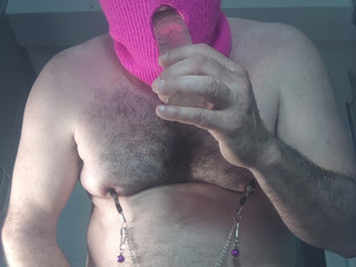 Desnudo enmascarado chupando dildo transparente 