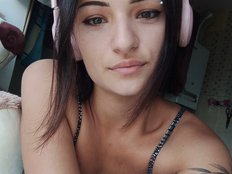 الصورة الرمزية لـ-Briana-LX-