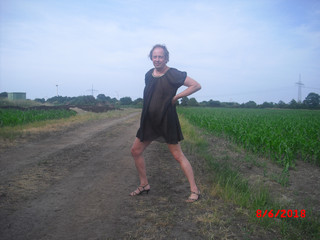 In einem transparenten Kleid mit High Heels