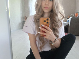 milaha in front of the mirror mi mi mi)))