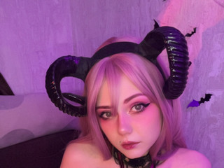 Charming succubus🧛🏻‍♀️