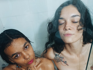 Tomando una ducha 💦