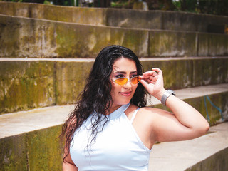 Curves that blossom beneath the sunlight 🌼☀️✨