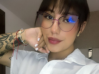 Do you like how I look like a secretary? 🤍