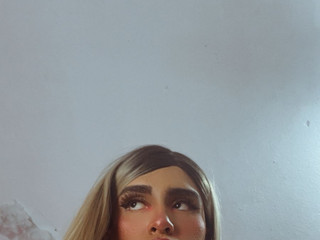 🔥 So sweet above… so dangerous below.