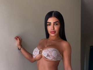 I don’t bite… unless you ask nicely 😈👄