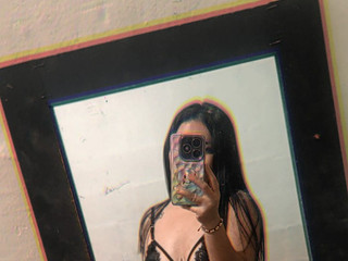 Do you dare to look at me closer? 😏🖤🔥