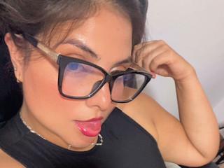 back your hottest girl 🥵😋