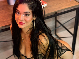 Soft skin, bold thoughts, dangerous curves 😍