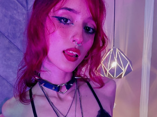 Pinkie Goth Babe 💜