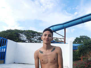 TOM   🙀